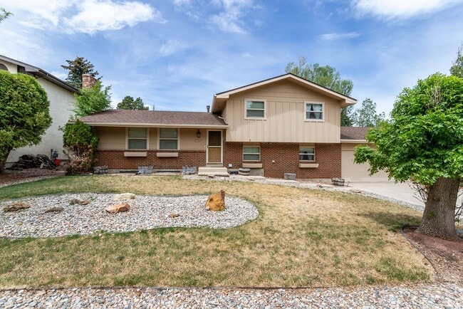 Foto del edificio - BEAUTIFUL 4BD SPLIT-LEVEL HOME in VILLA LOMA NEIGHBORHOOD - Security Deposit Waiver Available