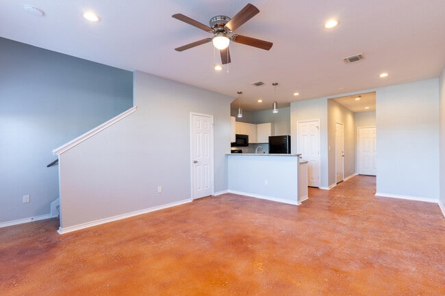 Building Photo - 6918 Crestway Dr