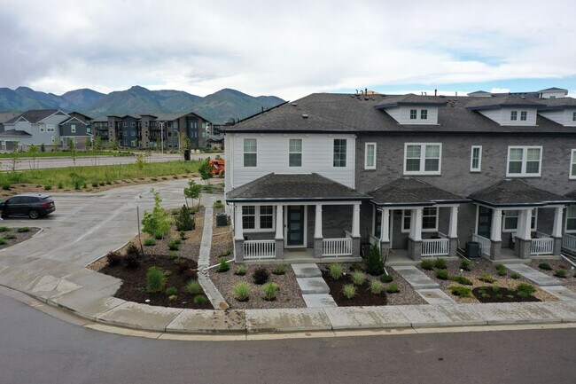 Building Photo - Sterling Ranch 3bed 3bath - like NEW!