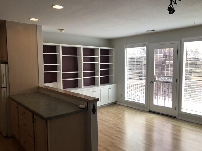 Building Photo - 2247 Villa Rosa Dr