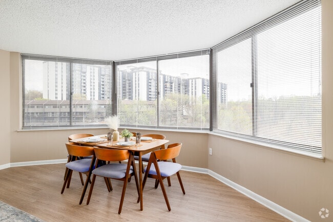1BR, 1BA - 850SF - Dining Room - Parkstone
