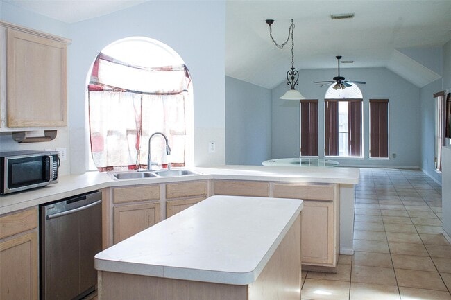 Building Photo - 6223 Newbury Dr