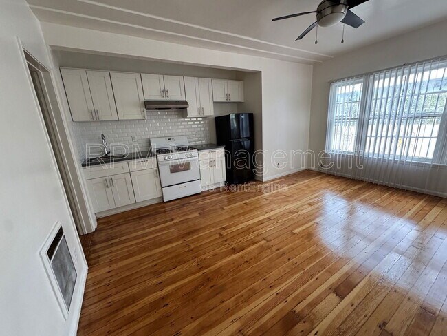 Foto del edificio - 1781 N Orchid Ave