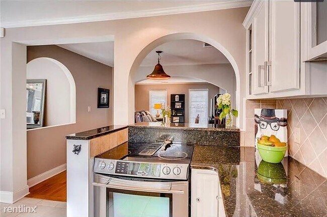 Building Photo - 3 br, 2.5 bath Townhome - 4550 Village Oak...