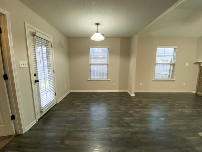 Building Photo - 4 bed 2 bath in Cordova w/ granite counter...