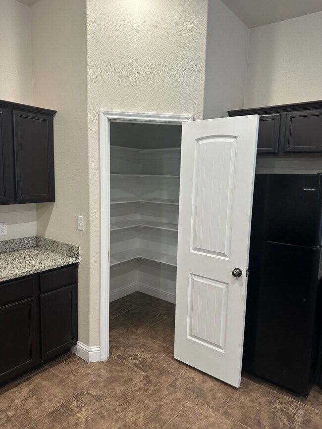 Building Photo - Milwaukee Ridge Gem with Open Living & Resort-Style Amenities