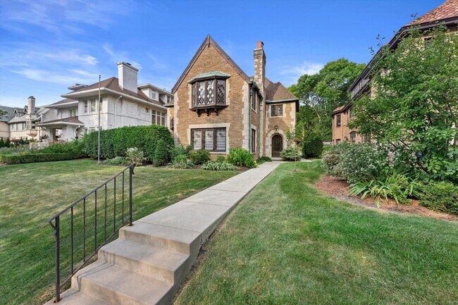 Foto del edificio - 2835 N Lake Dr