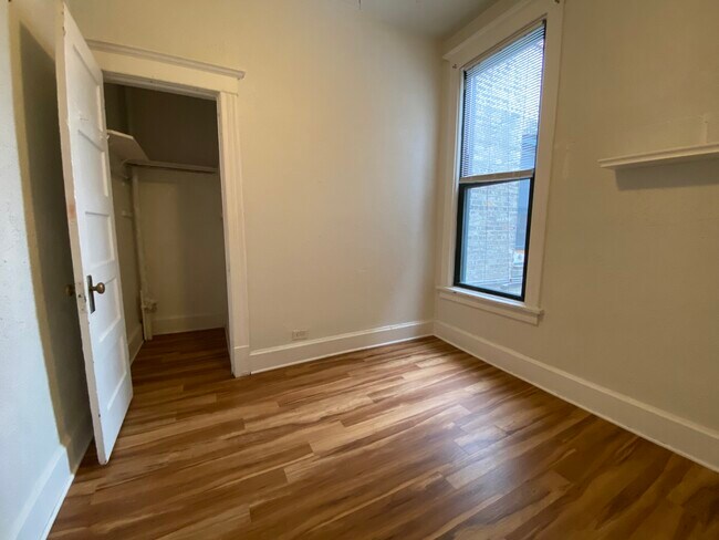 Building Photo - 2850 N Clark St