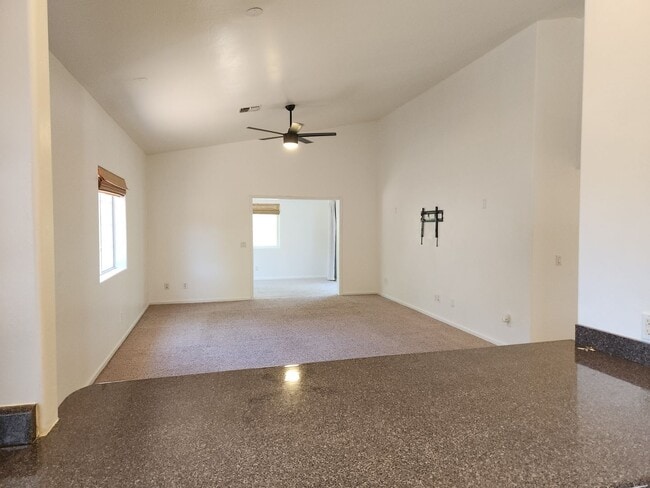 Building Photo - Amazing 2 bed + den / 2 baths in Stone Creek