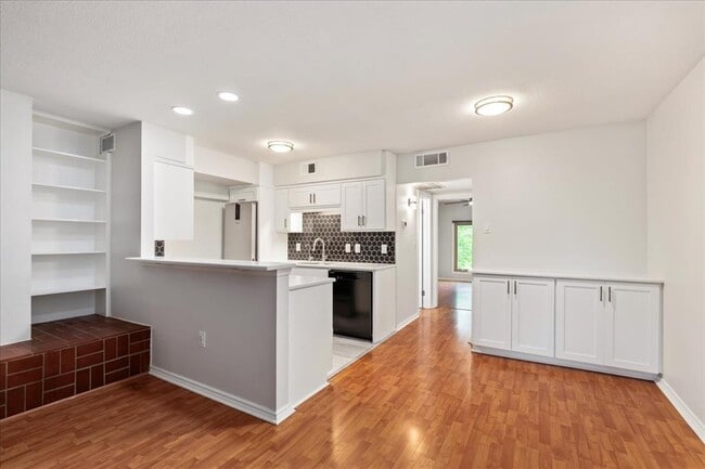 Building Photo - 505 W 7th St