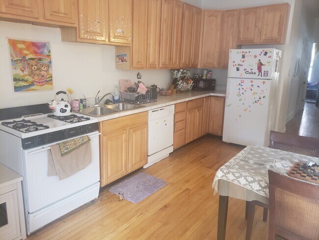 Foto del edificio - 3728 N Wilton Ave