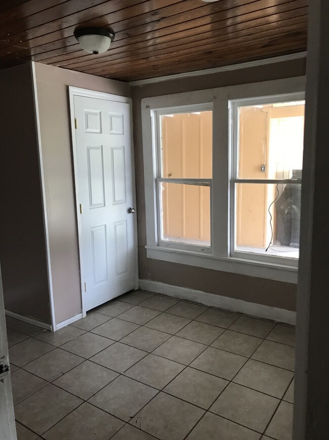 Building Photo - 841 lake ida