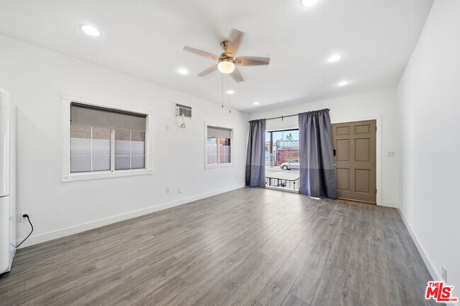 Foto del edificio - 5760 Melrose Ave
