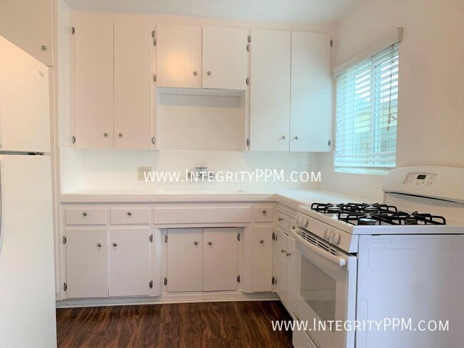 Building Photo - Crown Point 3 bedroom / 2 Bath - One Block...