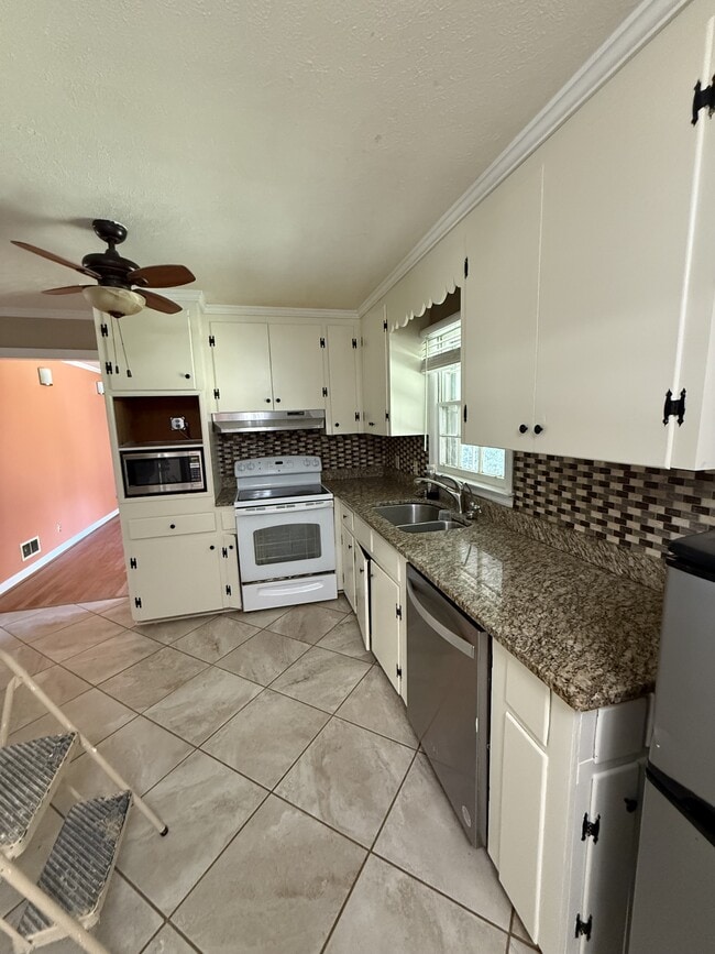Building Photo - 111 Pinecrest Dr
