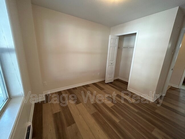 Building Photo - 598-598 Sutherland Ave