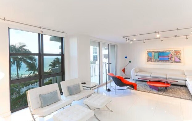 Living room - 1111 Crandon Blvd