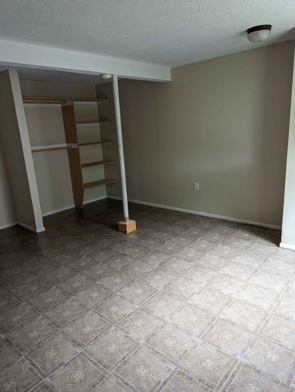 Building Photo - 106 E 1st S