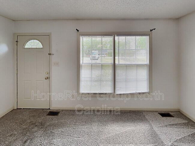 Building Photo - 133 E Bellevue Dr