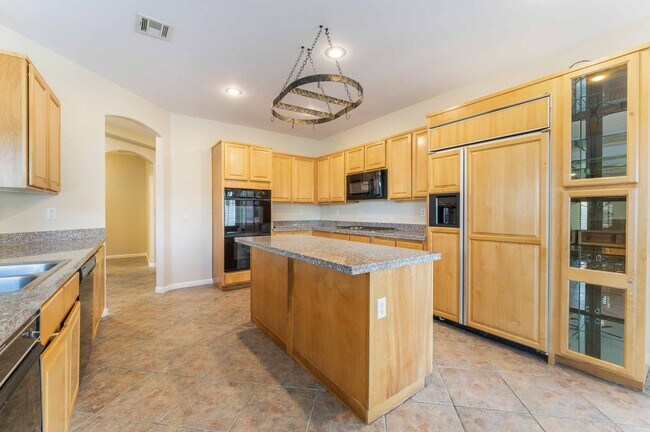 Building Photo - Exclusive Luxury Living Oasis!