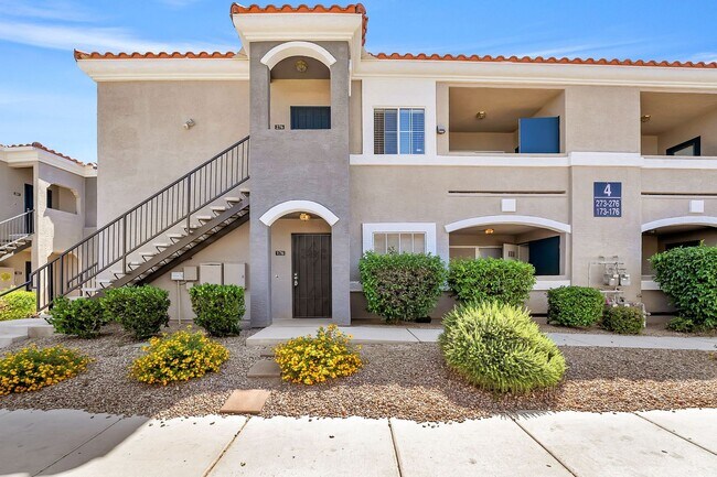 Foto del edificio - Spacious single-level, first-floor unit featuring 3 bedrooms and 2 bathrooms.