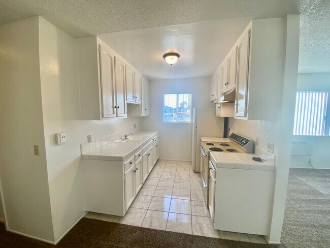 Building Photo - Upper Corner Unit with Utilities INCLUDED!!