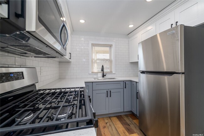 Building Photo - 318-320 Beach 88th St