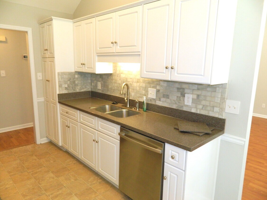 Primary Photo - 1099 Maple Ridge Ct