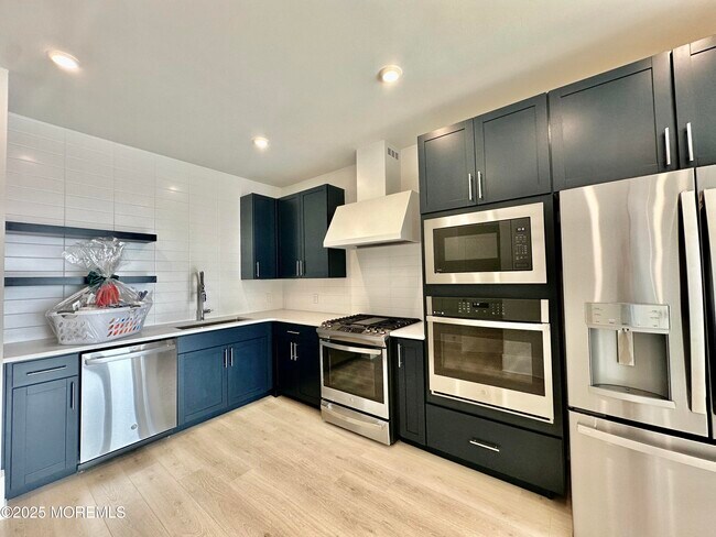 Building Photo - 218 3rd Ave