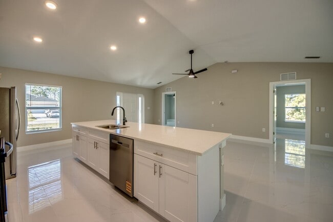 Building Photo - 3433 NE 11th Pl