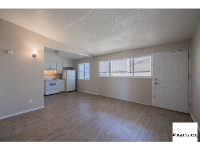 Foto del edificio - Lovely 2/1 Phoenix Apartment - Corner Unit with Views &amp; Vaulted Ceilings!