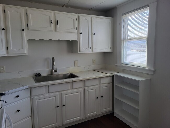 Building Photo - 834 3rd St