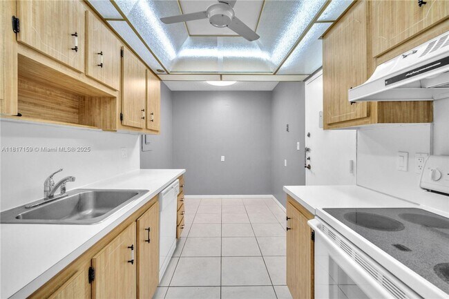 Building Photo - 900 St Charles Pl