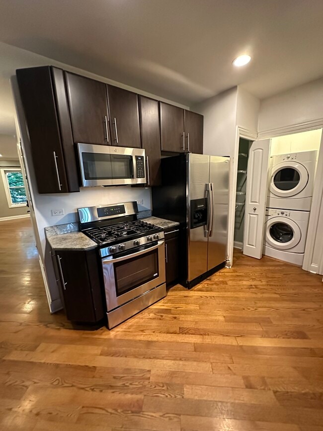 kitchen - 3210 W Berwyn Ave