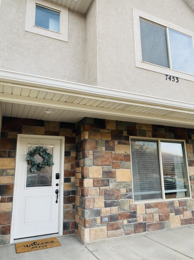 Building Photo - 7453 Sandalwood Dr