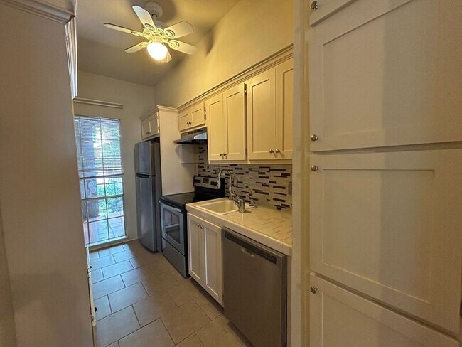 Foto del edificio - 7707 Broadway St