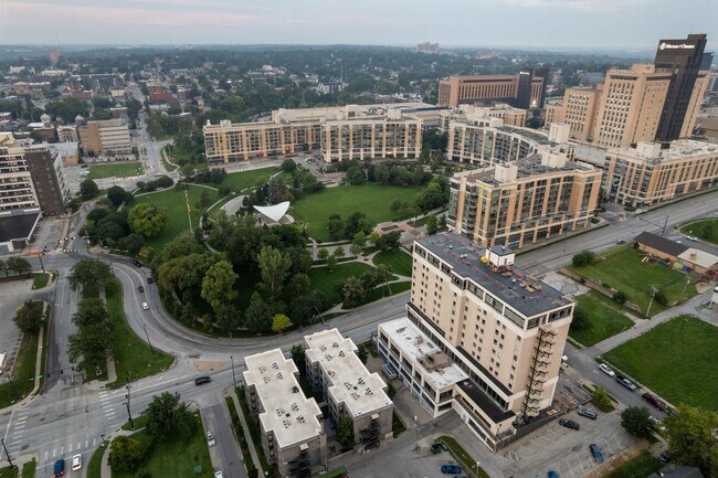 Building Photo - Breathtaking downtown East-facing, penthouse condo - FURNISHED!