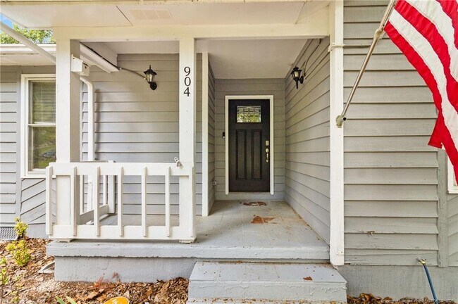 Building Photo - 904 Dandridge Dr