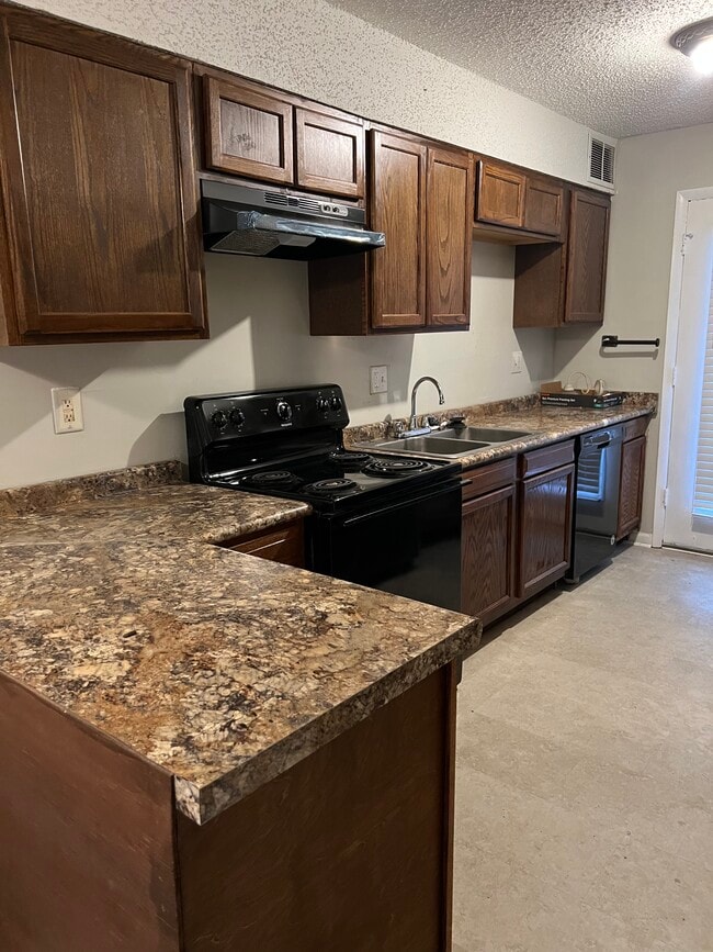 Building Photo - 537 Hickory Hill Dr