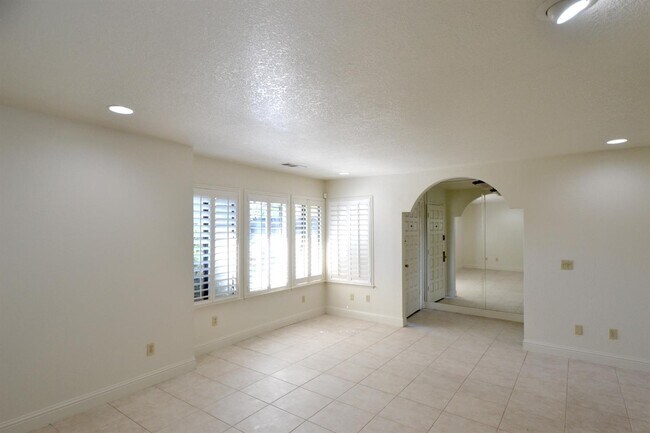 Building Photo - 5084 N Forkner Ave