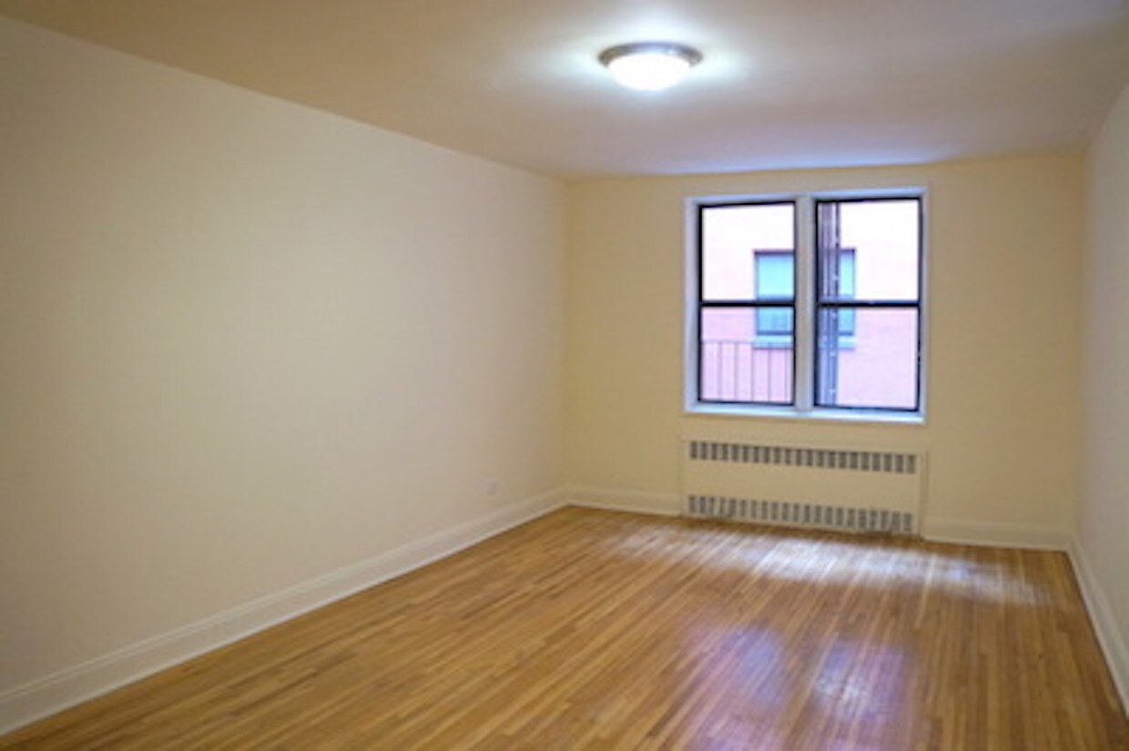 Foto principal - 68-20 Burns St