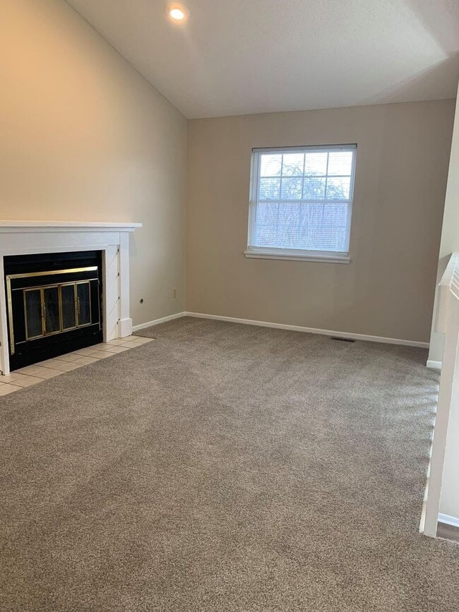 Foto del edificio - ***Available Immediately***Remodeled 4 Bedroom / 1.5 Bath Duplex