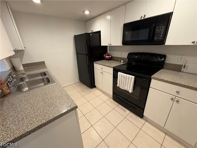 Building Photo - 12626 Kenwood Ln