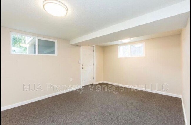 Building Photo - 169-171 700 W