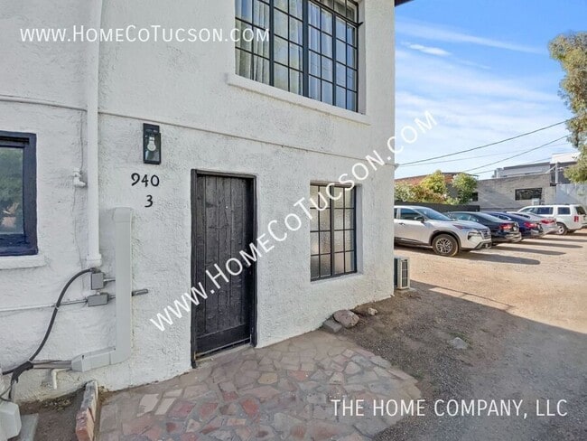 Building Photo - 940 E Florita St