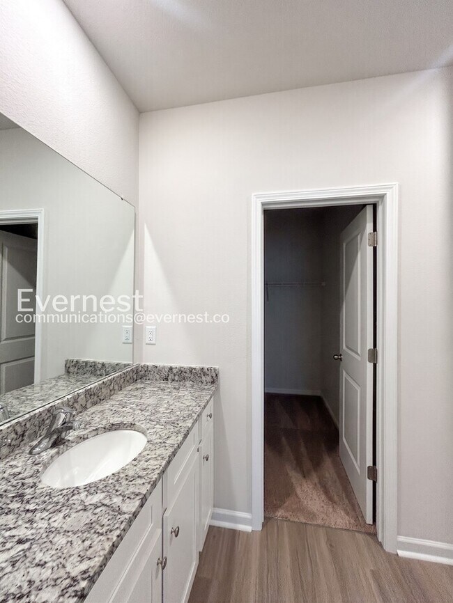 Building Photo - 2 Bed/2 Bath Home with Attached Garage / Pet-Friendly / Vouchers Accepted / Coming Soon!