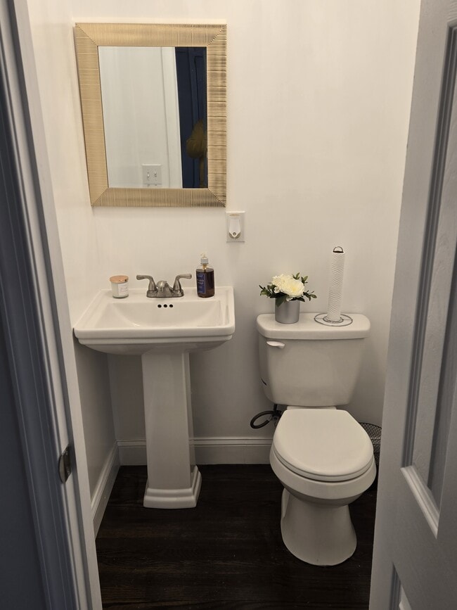 Medio baño en la planta principal - 1511 Woodbourne Ave