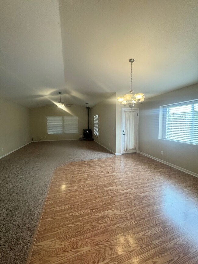 Building Photo - Lovely Home in Ravenwood Estates