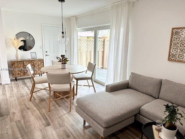 Foto del edificio - 4544 NW 79th Ave