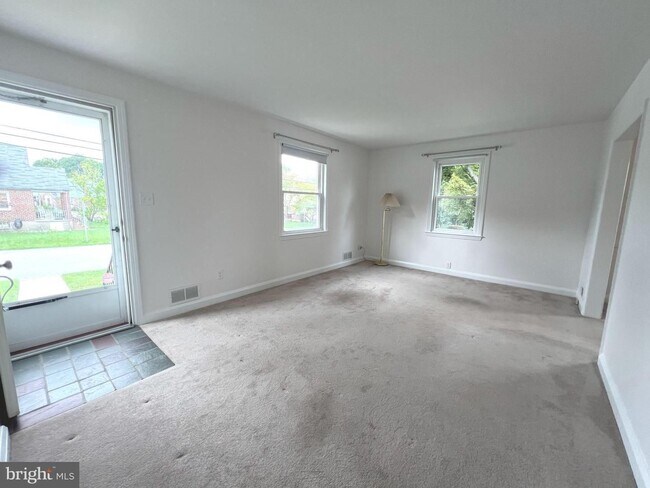 Building Photo - Immaculate Cape Cod with 3 bedrooms and 1 ...